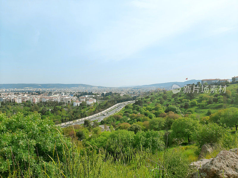 土耳其城市景观，İzmir Yeşildere街道，布卡风景，当地地区，春天